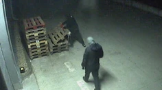 Polícia zverejnila video z krádeže v Leviciach. Takto sa zlodeji prebúrali do elektro predajne