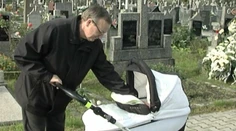Mama mu zomrela po pôrode, malému Riškovi pomáha celá dedina
