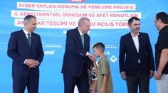 VIDEO: Výchovná facka v priamom prenose. Erdogan potrestal chlapca, ktorý sa zdráhal pobozkať mu ruku