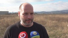 Prežil vlastnú popravu, opäť sa posadil na lavicu obžalovaných. Vinia ho z obchodovania so zbraňami