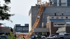 Pád žeriavu v Kanade si vyžiadal obete. Kamera zachytila robotníka, ako lezie do bezpečia