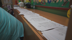 Po eurovoľbách zostala hromada nepoužitých hlasovacích lístkov. Potešia sa asi deti