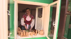 Mladá Lúčničanka si zamilovala 80-ročnú drevenicu. Žije to, čo spieva v ľudových piesňach