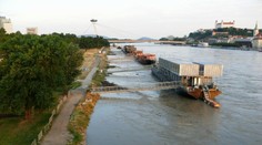 FOTO: Dunaj začína kulminovať, v centre Bratislavy presiahol hranicu siedmich metrov