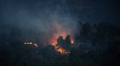 Požiar, ktorý obklopuje obľúbenú turistickú lokalitu, sa vďaka vetru šíri mimoriadne rýchlo