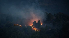 Požiar, ktorý obklopuje obľúbenú turistickú lokalitu, sa vďaka vetru šíri mimoriadne rýchlo