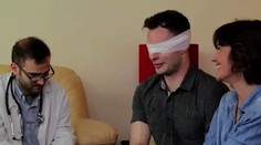 Prvýkrát zbadal svoju priateľku. Za prítomnosti kamier mu dali dole obväzy
