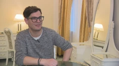 Žil ako starý mládenec, dnes má spokojný rodinný život. Herec David Kraus nám porozprával o svojom súkromí