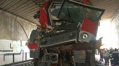 Na koľajniciach bol kmeň stromu. Zranili sa desiatky ľudí