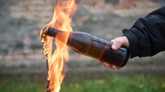 Vážny incident pri Rožňave: Muž vhodil do domu zápalnú fľasu a nožom zaútočil na domáceho