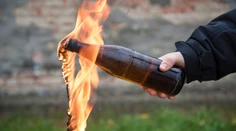 Vážny incident pri Rožňave: Muž vhodil do domu zápalnú fľasu a nožom zaútočil na domáceho