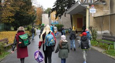 Žiaci nebudú musieť mať od pondelka počas vyučovania respirátor či rúško