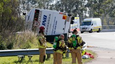 Tragická nehoda v Austrálii. Autobus so svadobčanmi sa prevrátil, zomrelo najmenej desať ľudí