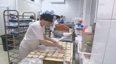 Aby sme mali ráno čerstvý chlieb, oni pracujú celú noc. S kamerou sme nazreli do pekárne