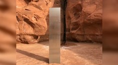 Posádka vrtuľníka objavila v skalách uprostred pustiny záhadný strieborný monolit