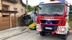 V Žiline havaroval autobus s deťmi, zraneného muža prevážal vrtuľník