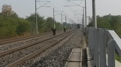 Dvaja muži po bitke vyskočili z rýchlika, jedného zabil oprotiidúci vlak