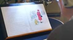 Pokračovanie ságy o Mackovi Pu. K známym postavám pribudla Alžbeta II. aj princ George