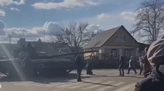 S holými rukami proti tankom. Svet obleteli videá ukrajinských civilistov