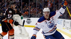 VIDEO: Newyorské derby ovládli Islanders, McDavidov skvostný gól nezabránil prehre