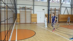 Nemajú telocvične a chýbajú im učitelia. Napriek tomu musia mať školy viac telocviku