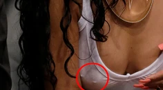 Zdá sa, že Rihanna má dve bradavky