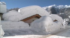 Talianska dedinka zmizla pod snehom