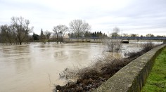 Slovensko v zajatí veľkej vody. Pre viaceré okresy platí zvýšená výstraha pred povodňami