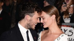 To je krása! Hollywoodsky fešák mal na premiére oči len pre tehotnú manželku