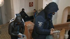 Údajní takáčovci aj s dvomi bývalými policajtmi sa postavili pred súd