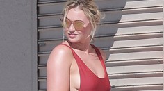 Modelka sa fotila v plavkách. Žiadna vychrtlina, ale neskutočne sexy ženská