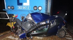 Nákladný vlak zošrotoval auto, vodič sa záhadne stratil