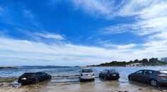 Hlúpa chyba. Chorváti sa smejú z turistov, ktorí nechávajú svoje autá zaparkované priamo na pláži