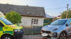 Seniorka bojovala o život, sused autom blokoval sanitku. Ste na mojom pozemku, hádal sa so záchranármi