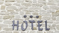 Oproti vlaňajšku návštevnosť v hoteloch klesla o 98,5 %