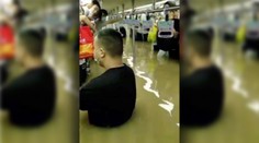 Hrôza v Číne: Voda sa valila aj metrom. Ľudia stáli na sedadlách, aby sa neutopili