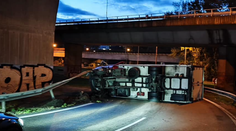 Vážna nehoda v Bratislave. Na zjazde z Prístavného mosta sa prevrátil nákladiak