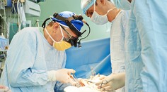 Neobvyklý zákrok lekárov: Na šesť týždňov všili mužovi ruku do brucha