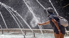 Vyberať mince z fontány sa mu neoplatilo. Polícia mu dala mastnú pokutu