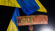 Rusi zadržali aktivistku, v rámci protestu bola zahalená do ukrajinskej vlajky