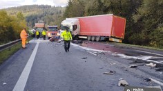 Na Kysuciach sa kamión zrazil s autom. Nehoda si vyžiadala jedného mŕtveho