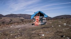Poslanci mieria do osady na Slovensku, v ktorej deti trpia hladom a zimou a rodiny tam žijú ako v stredoveku