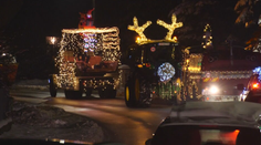 Netradičný svetielkujúci sprievod v Poluvsí. Miestni vianočne vyzdobili traktory, vetriesky, ale aj kosačku