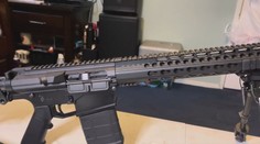 Strelec vraždil puškou, ktorú používajú aj v Amerike. Otvára sa debata o sprísnení držby zbraní