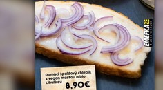Politikov rozhorčil chlieb s masťou a cibuľou za deväť eur. Fotografia tejto pochúťky je však falošná