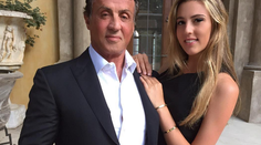 Sylvester Stallone po boku krásnej ženy. Takúto má sexy dcéru