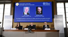 Nobelovu cenu za fyziku dostali vedci za výskum strojového učenia