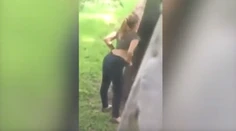 Trapas. Skúste hádať, prečo si táto žena stiahla nohavice vo verejnom parku