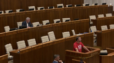 VIDEO: Ďalší rozruch v parlamente. Michala Šipoša odviedli z rokovacej sály pre tričko