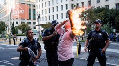 Muž sa snažil upáliť počas zhromaždenia na podporu Palestínčanov